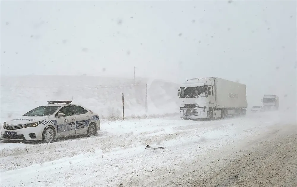 Erzurum-Artvin kara yolu yoğun kar ve tipiden dolayı ulaşıma kapatıldı