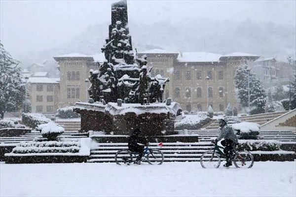 Kastamonu kent merkezinde kar etkili oluyor
