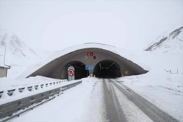 Rize-Erzurum kara yolundaki Ovit Tüneli