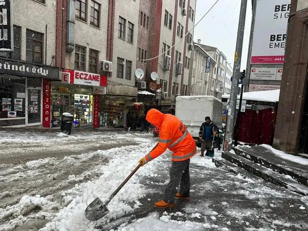 Artvin Belediyesi, Karla Mücadele Çalışmalarını 7/24 Sürdürüyor