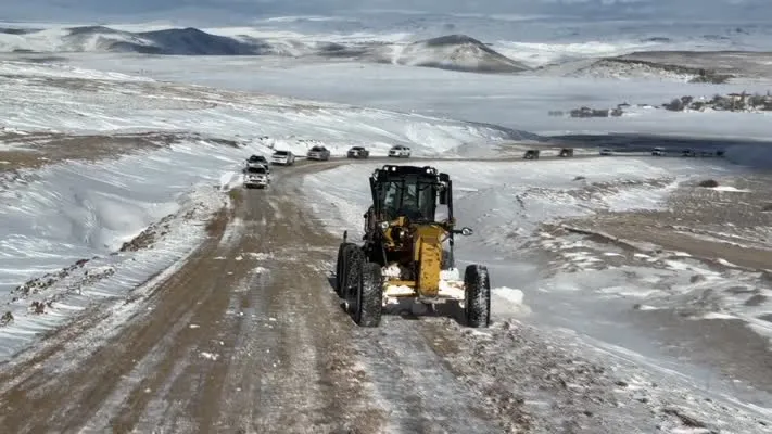 Yol açma çalışması yapan iş makinesi uçuruma yuvarlandı, 3 kişi öldü