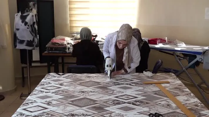  650 kadın, Filistinliler için battaniye ve kışlık giyecek üretiyor
