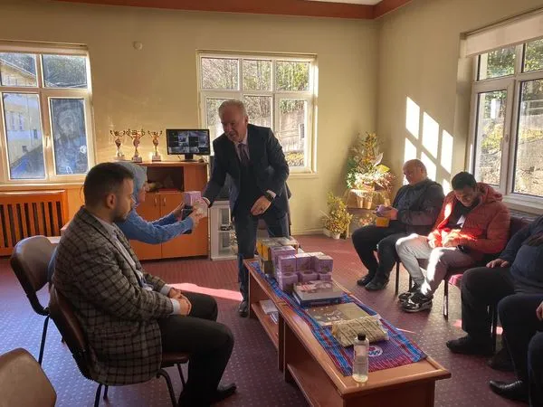 Sürmene Belediye Başkanı Enver Dursun Yılmaz, Küçükdere ve Oylum Mahallelerindeki Okulları Ziyaret Etti