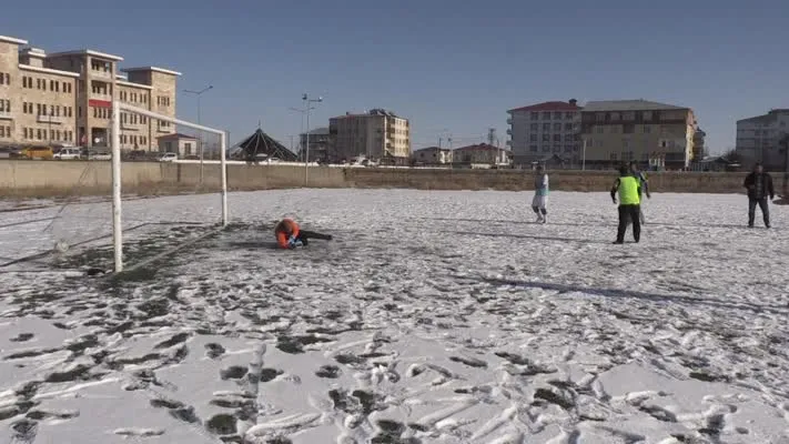 Veteran takımı kar örtüsü üzerinde futbol oynadı
