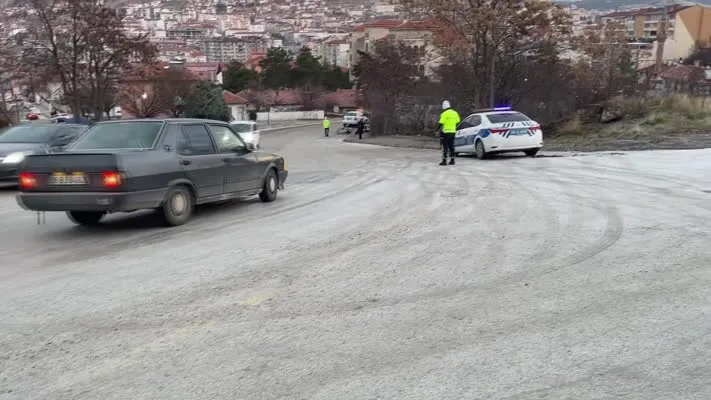  Kırağı nedeniyle kayganlaşan yolda sürücüler zor anlar yaşadı