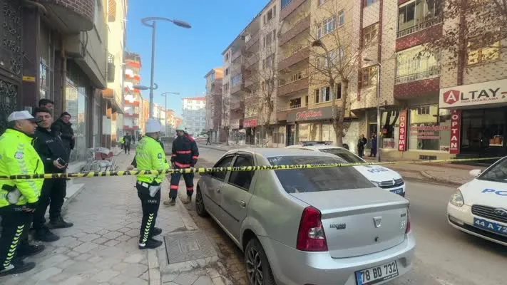  Yıkılma tehlikesi bulunan bina nedeniyle cadde trafiğe kapatıldı