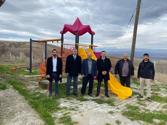 Suluova Kaymakamlığı 3 köye çocuk oyun parkı yaptı