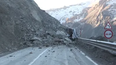  Heyelan yüzünden düşen kayaların çarptığı kamyonetteki 3 kişi yaralandı