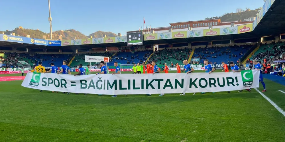 Çaykur Rizesporlu futbolcular “Spor Bağımlılıktan Korur” pankartıyla sahaya çıktı