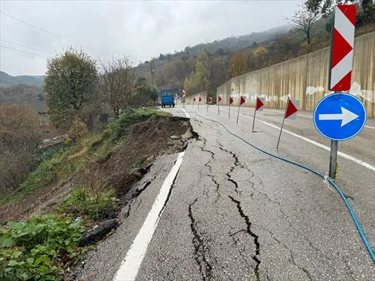 Bartın-Kastamonu kara yolunda heyelan meydana geldi