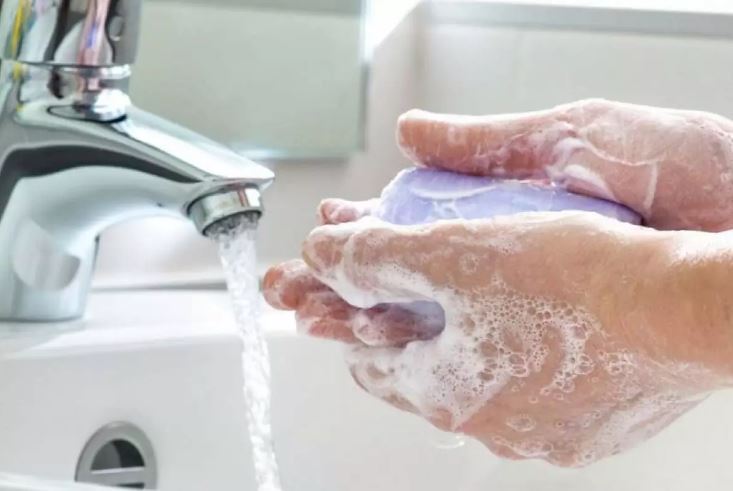 Yüzünüzü neden sabunla yıkamamalısınız? Keçi sütlü sabun da tehlikeli mi?