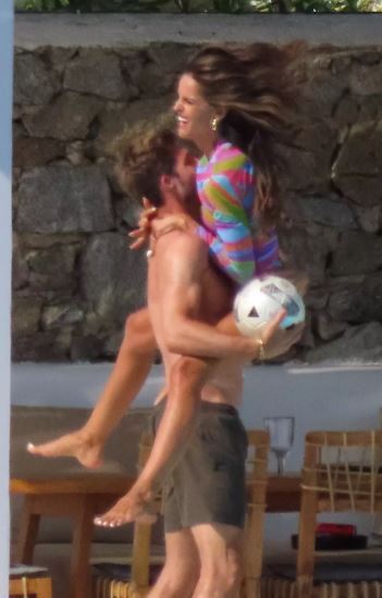 Alman kaleci Kevin Trapp ve model sevgilisi Izabel Goulart plajda aşka geldi! 