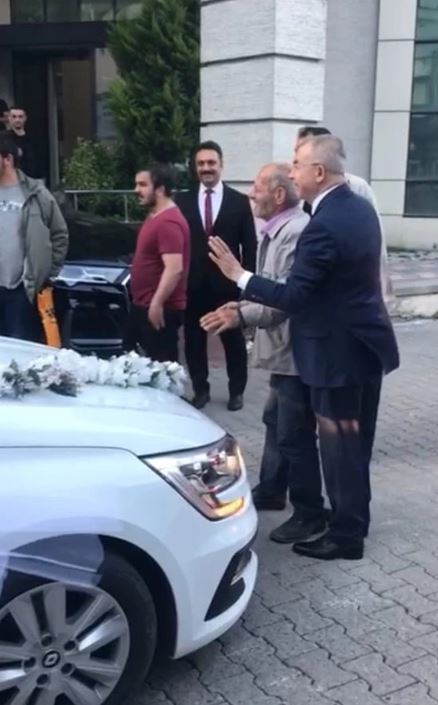 Artvin Valisi Yılmaz Doruk, özel gereksinimli vatandaşla gelin arabasının önünü keserek, özel gereksinimli vatandaşa bahşiş istedi