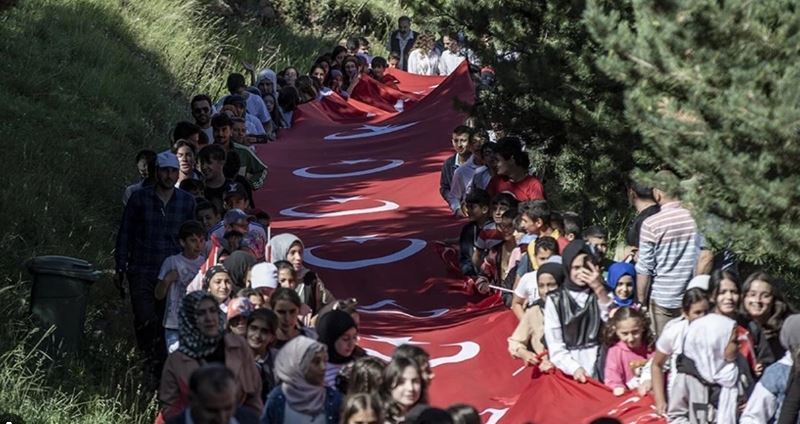 Erzurumlu gençler 15 Temmuz yürüyüşünde 500 metrelik Türk bayrağı taşıdı
