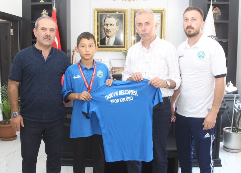 Taşova Belediye Başkanı Öztürk, Türkiye üçüncüsü olan güreşçiyi ödüllendirdi
