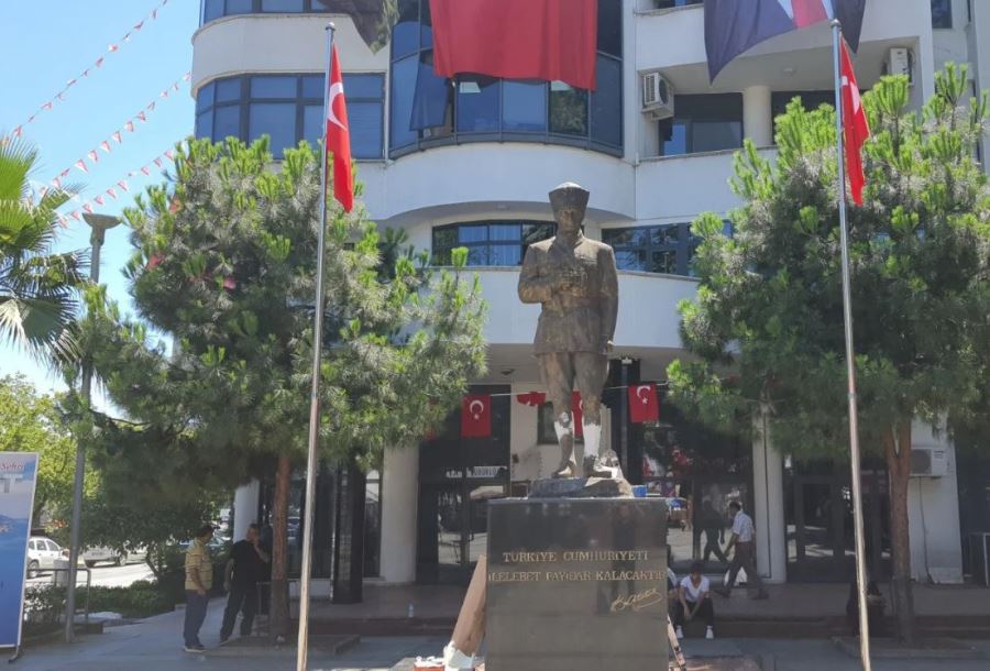 Trabzon  Akçaabat ilçesinde Atatürk Heykeline Balyozlu Saldırı!