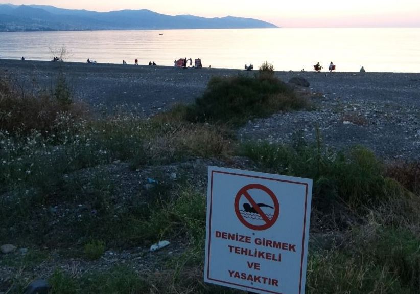 Trabzon’un “Denize girmek tehlikeli ve yasaktır” tabelasına rağmen vatandaşlar yasağa uymuyor