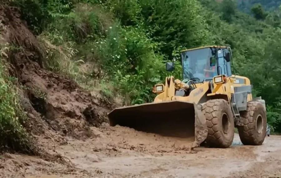  Arsin İlçesinde etkili olan aşırı yağışlarda, ilçenin yüksek kesimlerinde taşkınlar meydana geldi