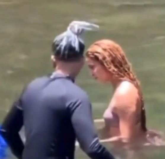 Shakira, Şarkıcı Rauw Alejandro ile Nehirde Yüzerken Görüntülendi!