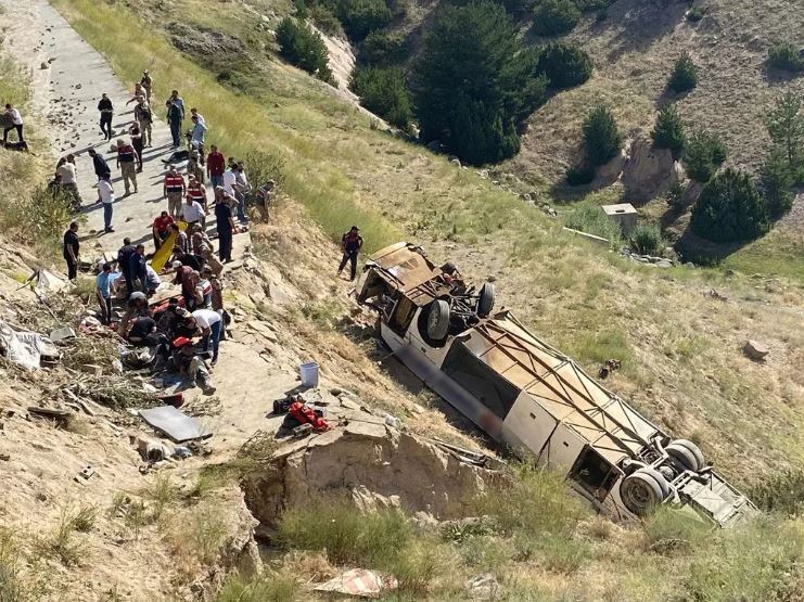 Yolcu otobüsü kaza yaptı! Çok sayıda ölü ve yaralı...