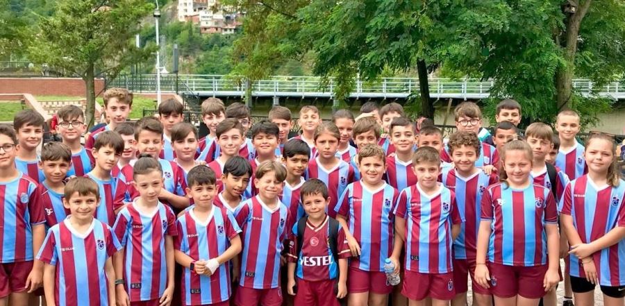 Trabzonspor Borçka Futbol Okulu öğrencilerine Pazar etkinliği düzenledi