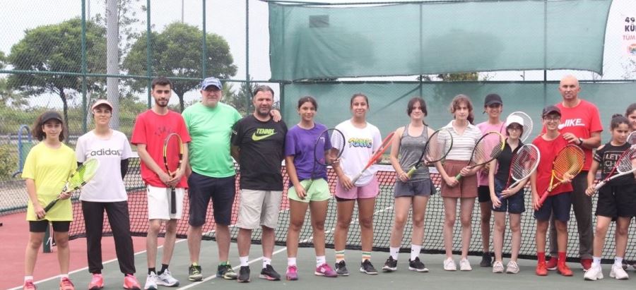 Tenis Turnuvası, gençler kategorisindeki müsabakalarla başladı