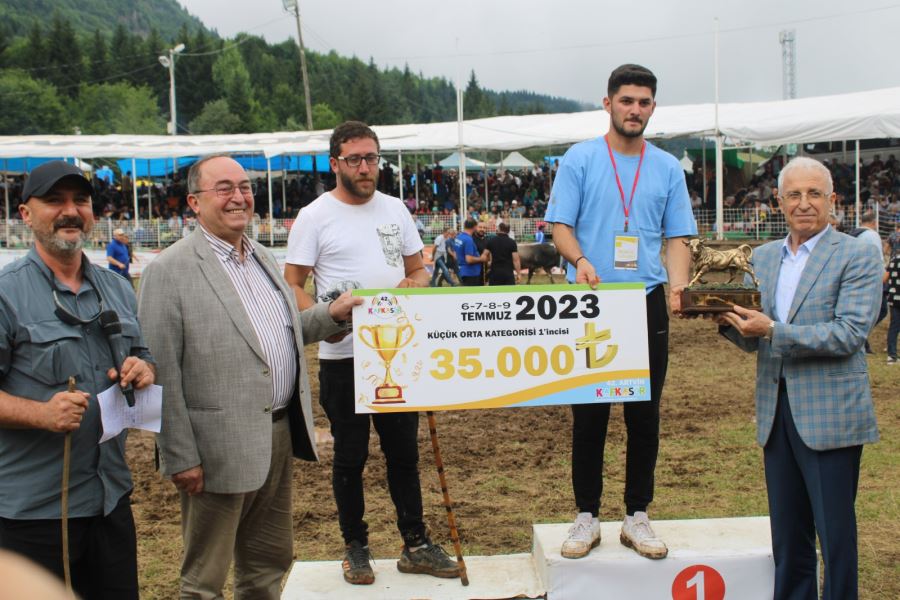 KAFKASÖR FESTİVALİNİN 3. GÜNÜNDE 32 BOĞA GÜREŞTİ