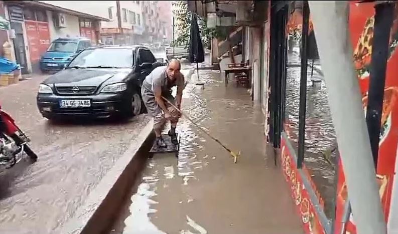 İş yerlerini su bastı, esnaf temizlemek için seferber oldu     