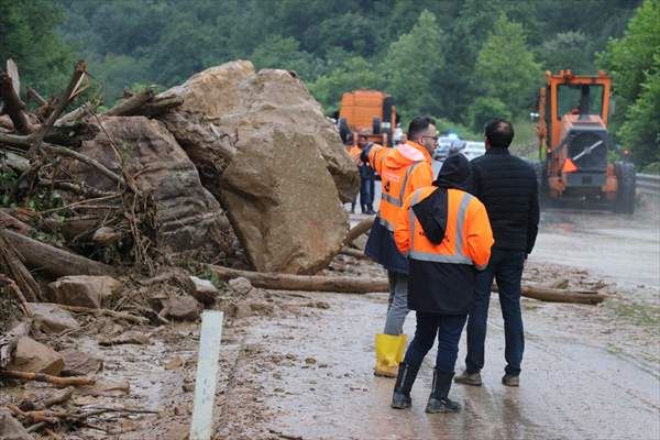 Zonguldak-İstanbul kara yolu heyelan nedeniyle ulaşıma kapatıldı