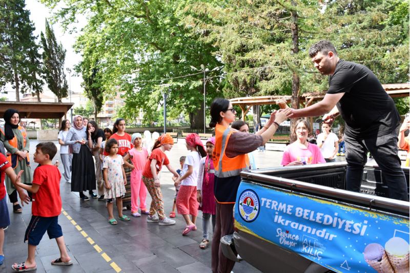 Terme Belediyesi çocuklara dondurma ikram etti