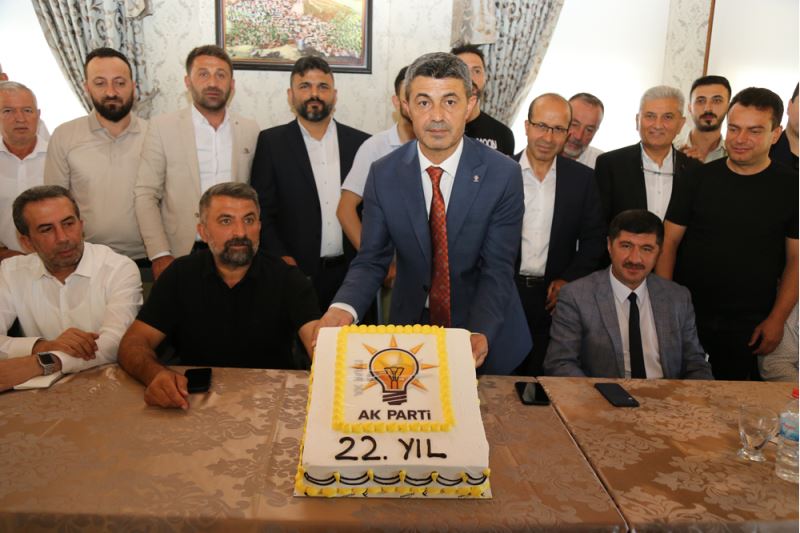 AK Parti Tokat İl Başkanı Ali Özer yeni yönetimi basına tanıttı