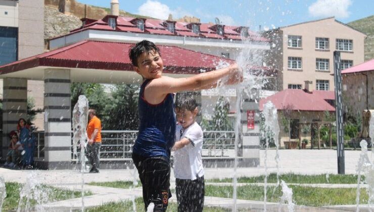 Bayburt’ta Çocuklar Fıskiyelerle Serinledi: Kavurucu Sıcaklara İnat Neşeli Anlar