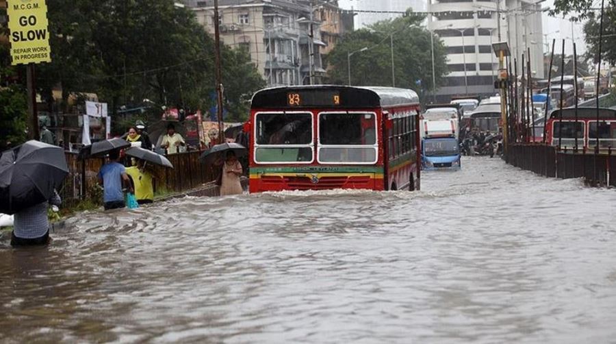 Hindistan, muson yağmurları ile felaketi yaşıyor: Ölü sayısı 72