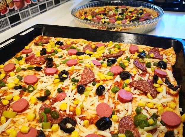İncecik Hamuruyla Aile Boyu Tepsi Pizzası Nasıl Yapılır?