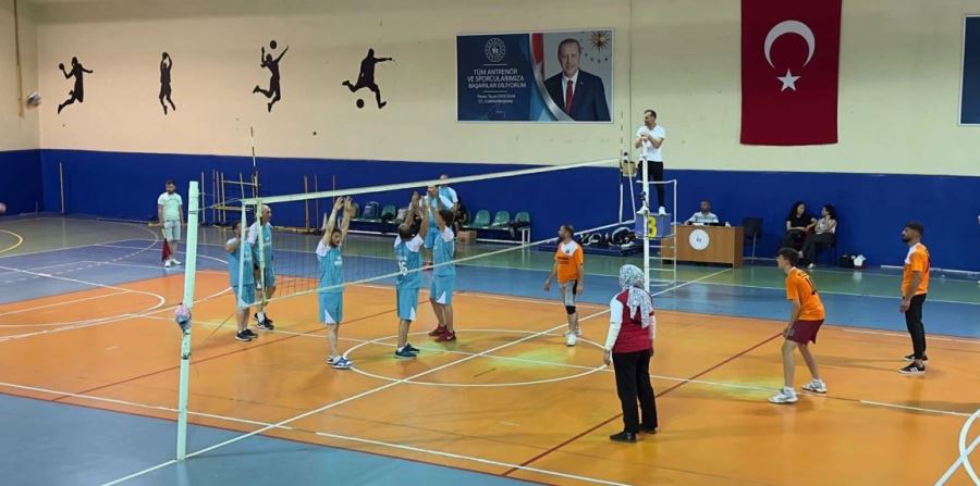 Borçka’da geleneksel 3’üncü voleybol turnuvası yarı final maçları bugün gerçekleşecek