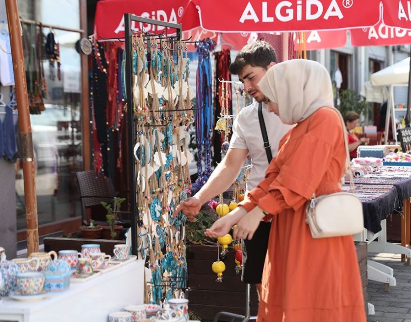 Sanat Sokağı’nda eli maharetli hanımlar, el emeği göz nuru ürünlerini satıyor