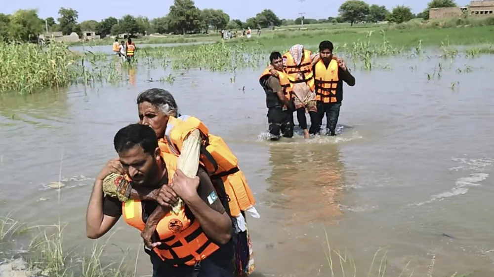 Sel tehlikesi nedeniyle 100 binden fazla kişi tahliye edildi