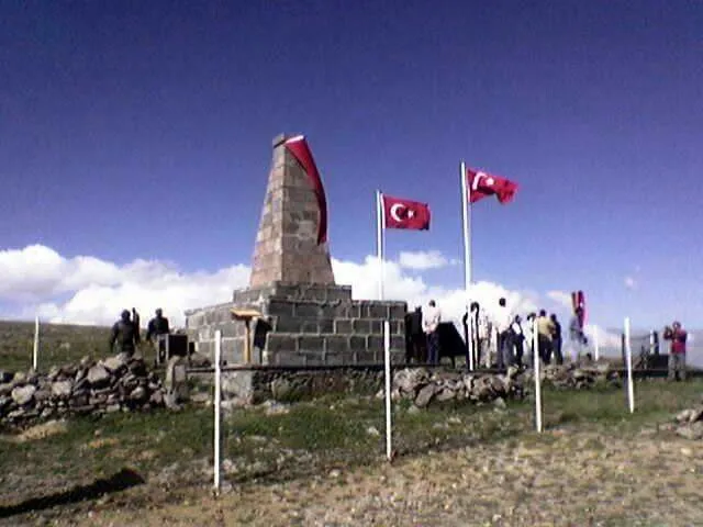 Erzurum ve Oltu Doğaseverleri, Allahuekber Dağı Zirvesine Yürüdü: 30 Ağustos Şehitlerini Anma Yürüyüşü Gerçekleştirildi