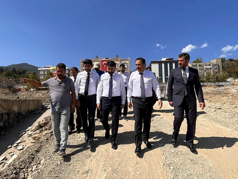 AK Parti Karabük Milletvekilleri Şahin ve Keskinkılıç, millet bahçesi inşaatını inceledi