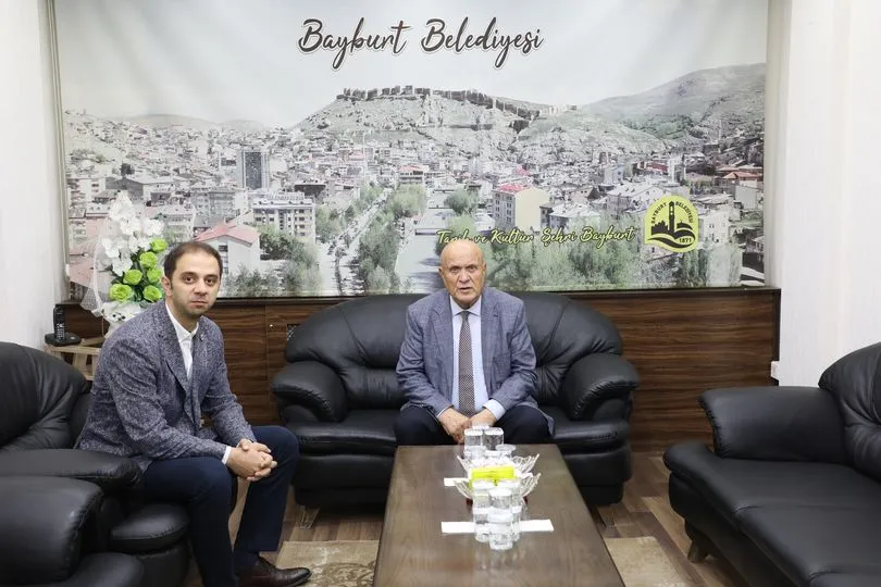 Bayburt Üniversitesi Araştırma Görevlisi Dr. Bilal Tayfur, Bayburt Belediye Başkanı Hükmü Pekmezci
