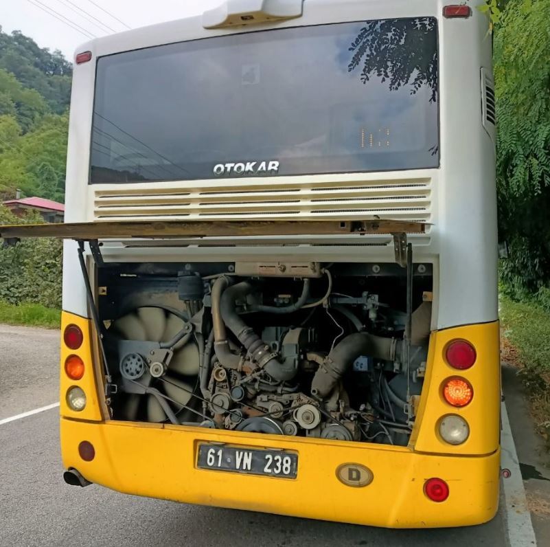 Trabzon Büyükşehir Belediyesi’nin otobüsü arıza nedeniyle yolda kaldı