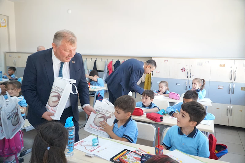 Osmancık Belediyesinden ilkokula başlayan öğrencilere kırtasiye desteği