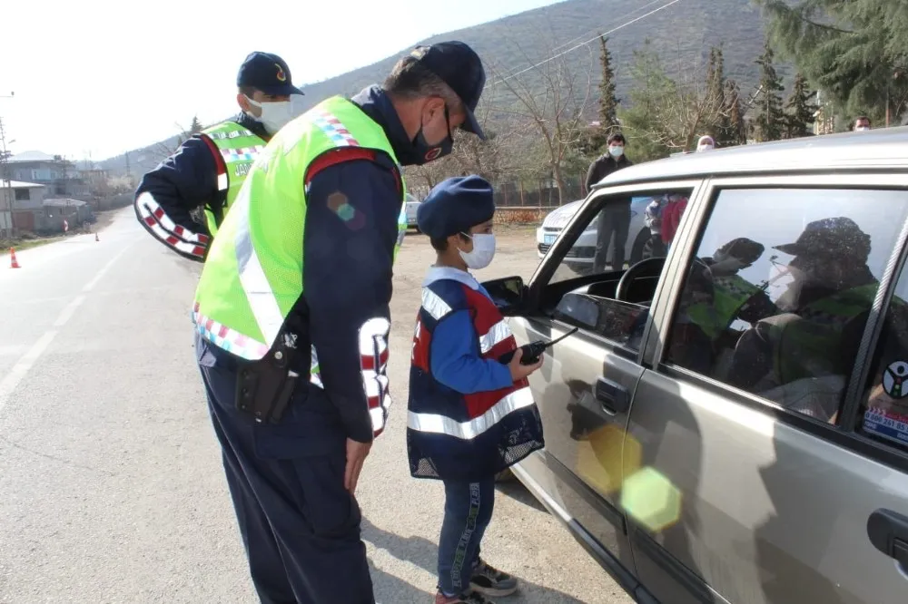 Erzurum İl Jandarma Komutanlığı Trafik Personeli, İlkokul Öğrencilerinin Okul Günü Heyecanına Ortak Oldu