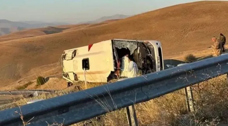 Minibüs Kontrolden Çıkıp Takla Attı! 5 Kişi Öldü, 21 Kişi Yaralandı!