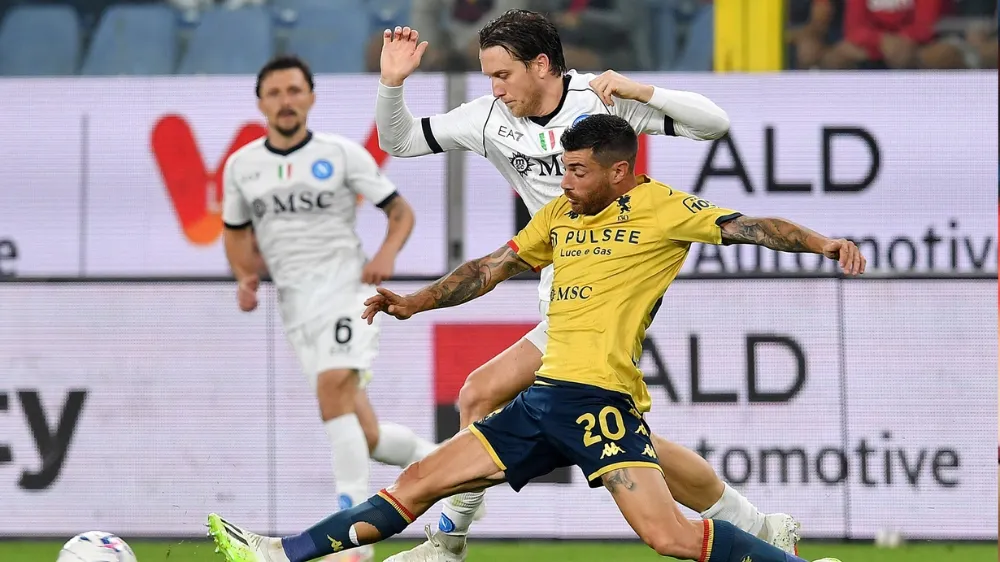Napoli, deplasmanda Genoa ile 2-2 berabere kaldı