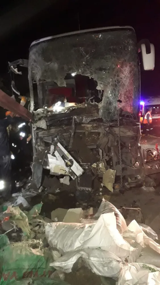 Seyir Halindeki Otobüs Traktöre Çarptı: 2 Ölü, 14 Yaralı