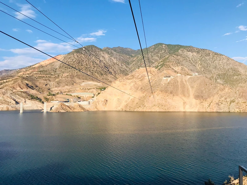 Yusufeli Belediye Başkanı Eyüp Aytekin, zipline yaparken mahsur kaldı