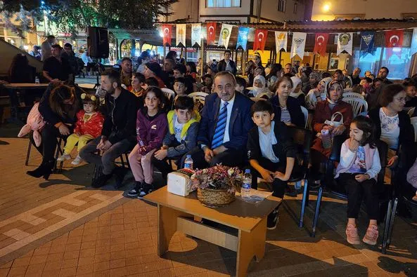 Şavşat Çocuk Belediyesi, Aytun Miraç için açık havada sinema etkinliği düzenledi
