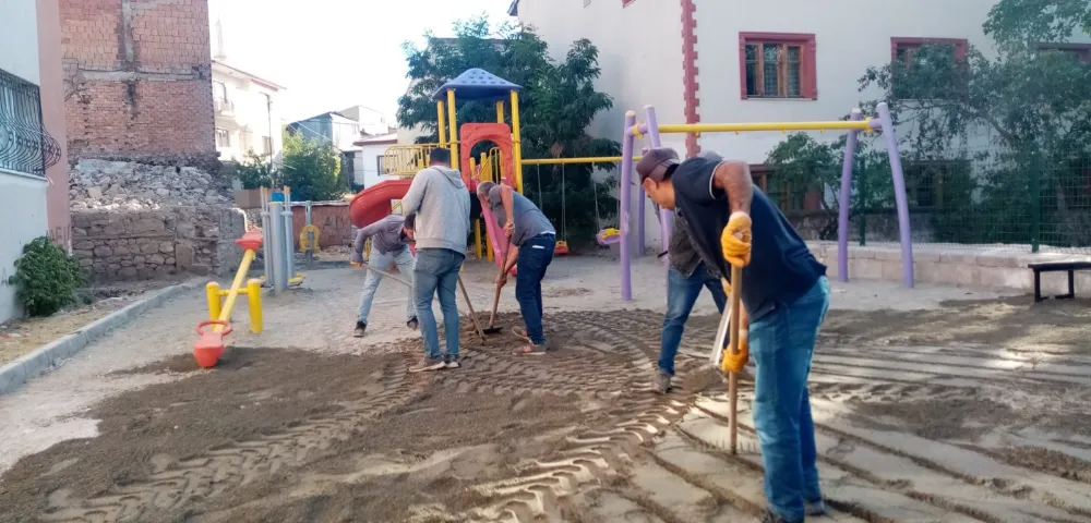 Bayburt Belediyesi, Çocuk Parklarında Zemin Düzenleme Çalışmalarına Devam Ediyor