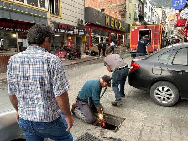 Artvin Belediyesi Yağmur Suyu Kanallarını Temizliyor